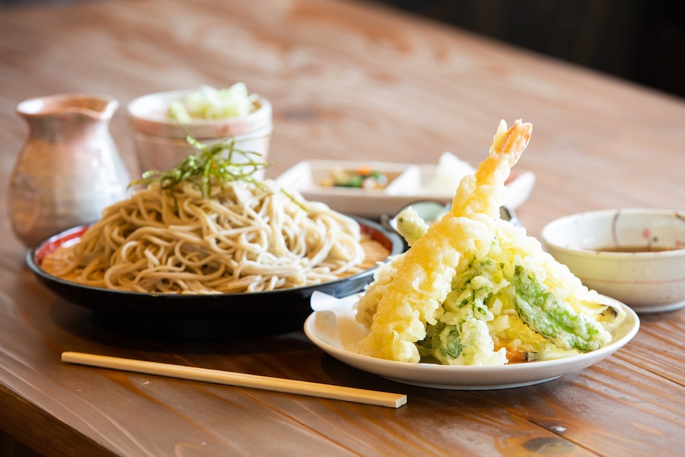 一番人気「天ざるそば」香り豊かな手打ちそばとさくさくな天ぷらに、季節のお野菜を添えてお出し致します。